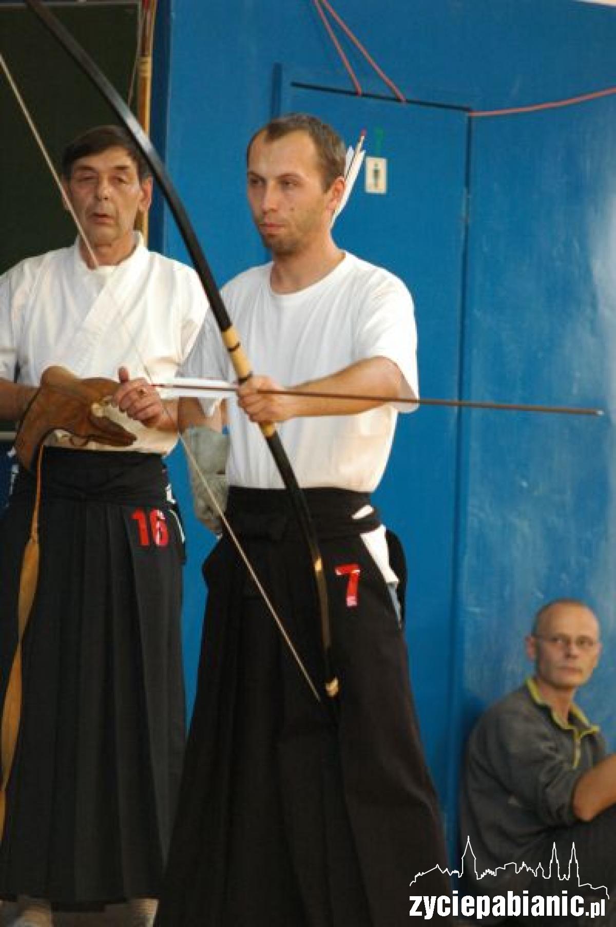 Podążają drogą łuku kyudo