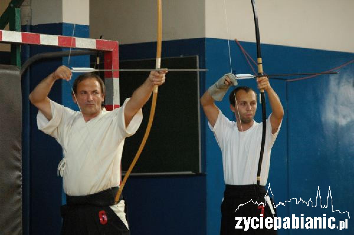 Podążają drogą łuku kyudo