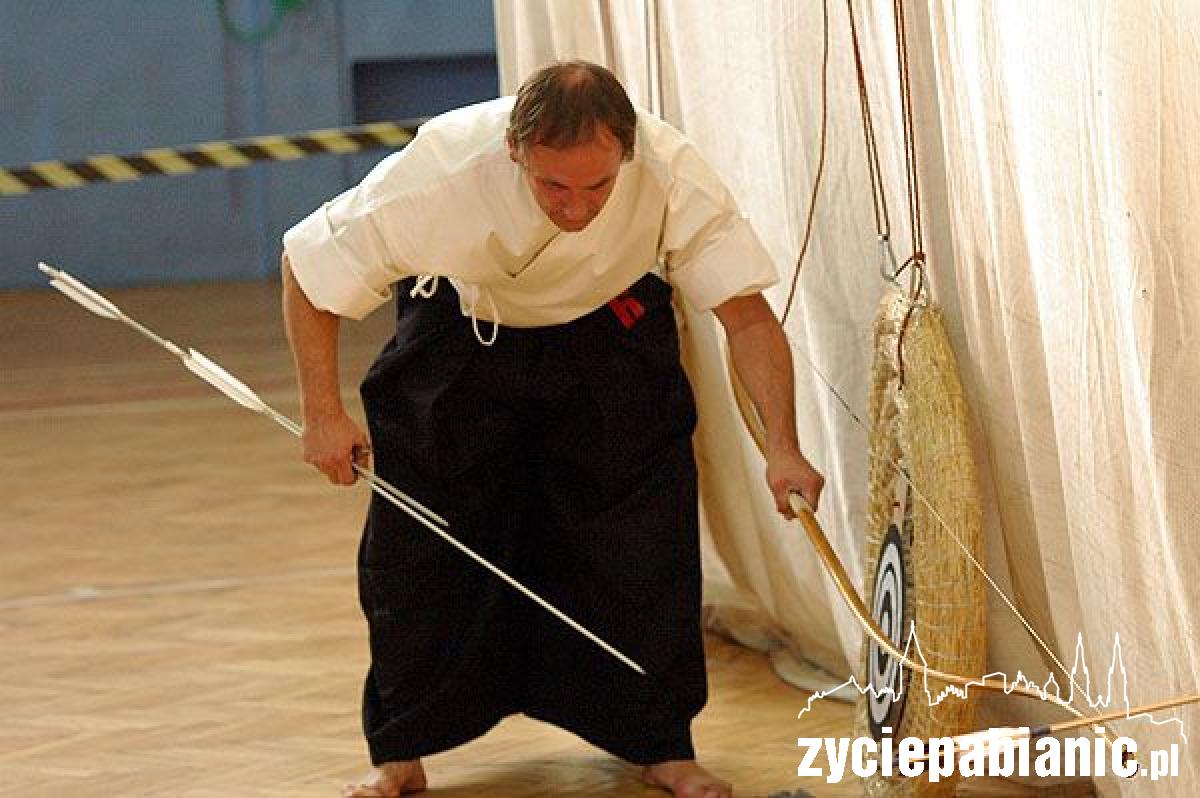 Podążają drogą łuku kyudo