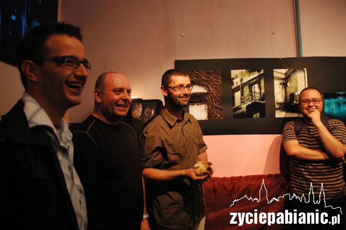 Goście przyszli z własnym szkłem