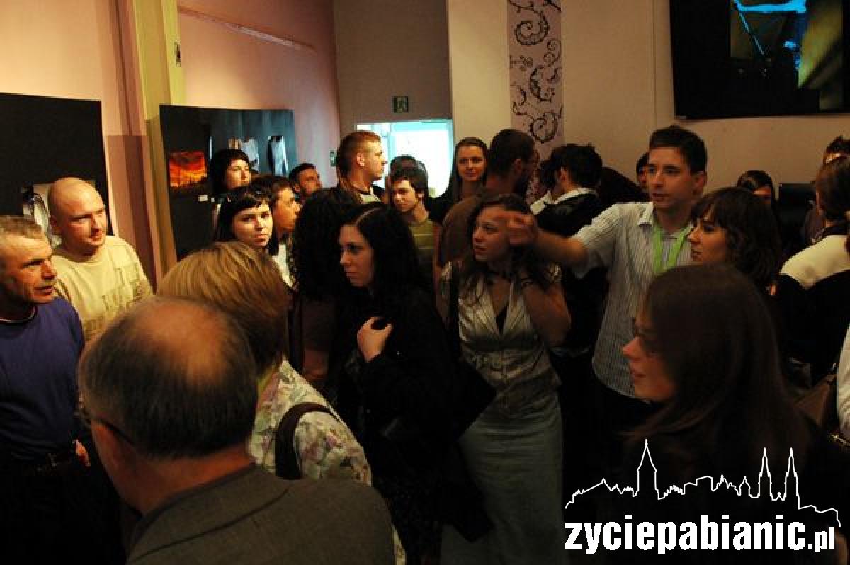 Goście przyszli z własnym szkłem