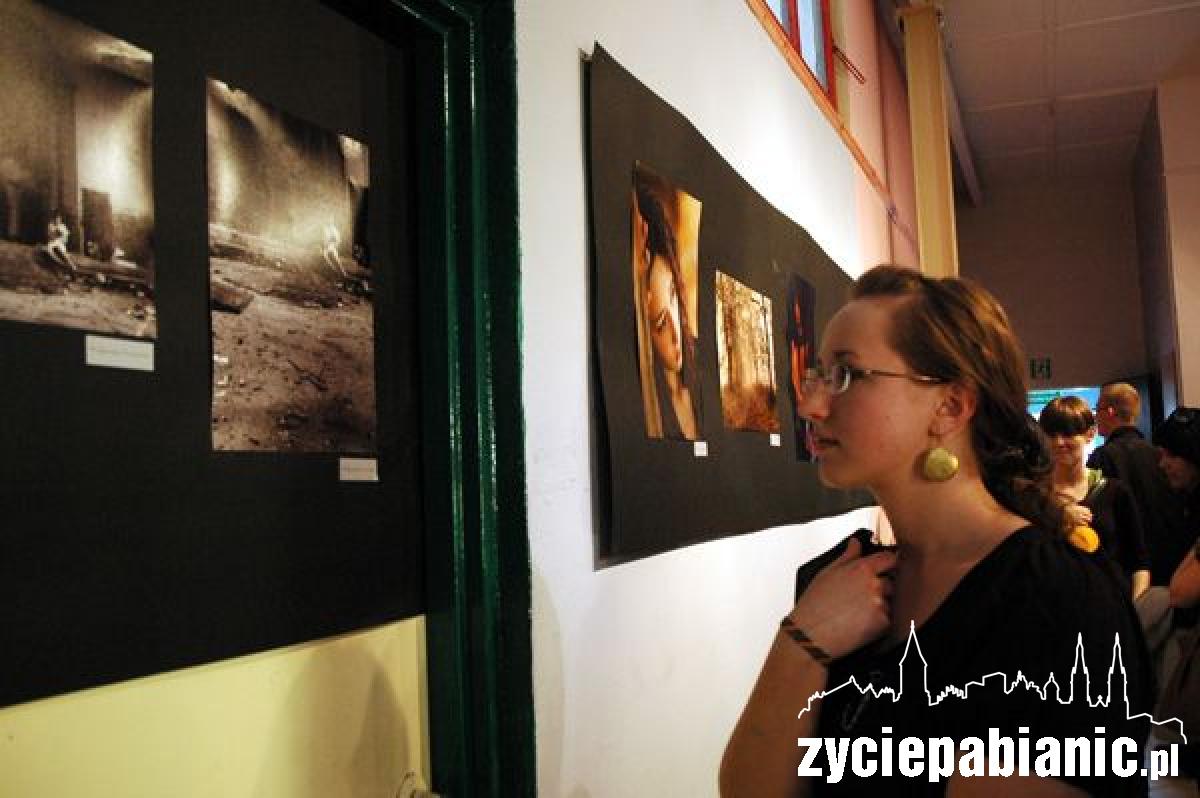 Goście przyszli z własnym szkłem