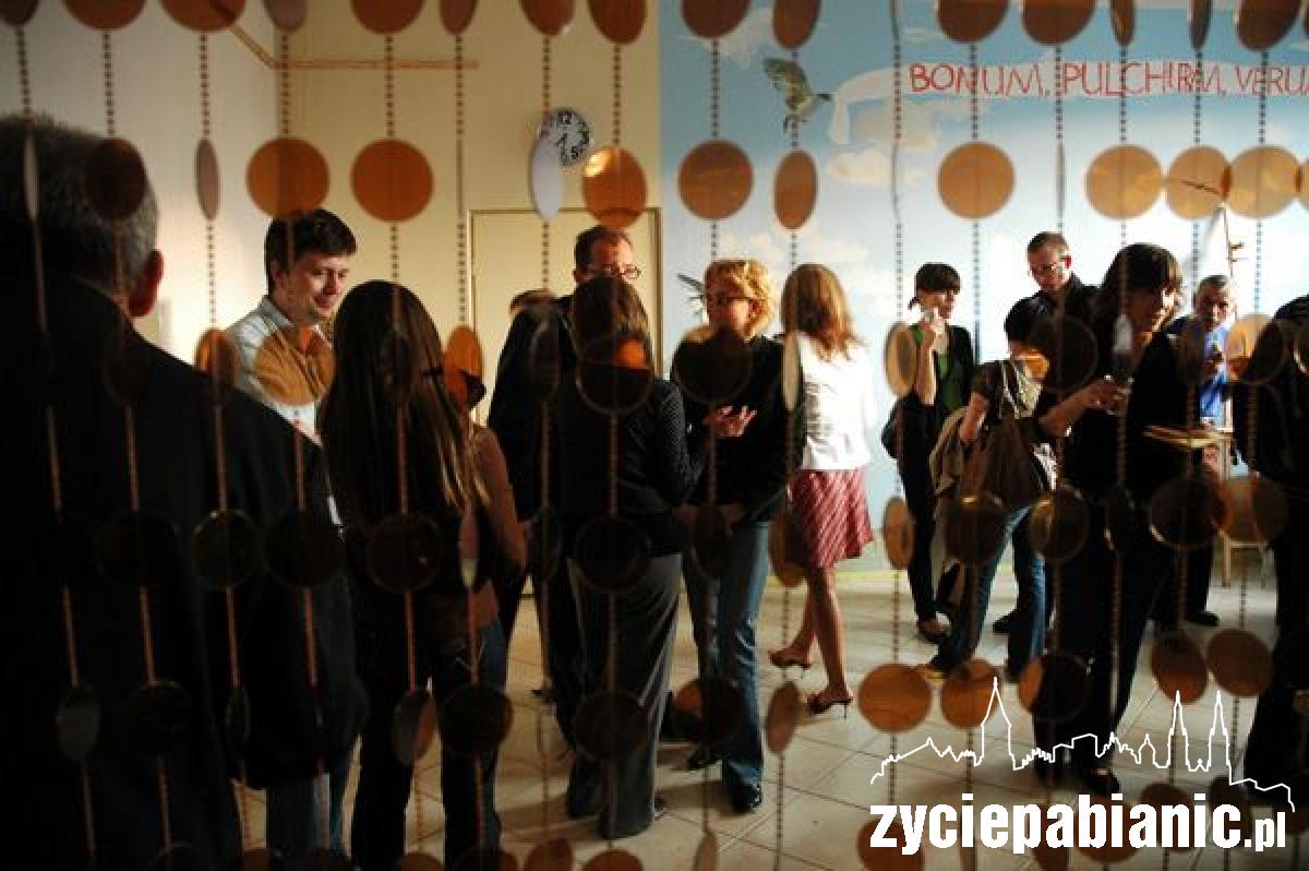 Goście przyszli z własnym szkłem