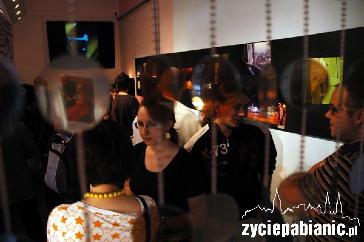 Goście przyszli z własnym szkłem