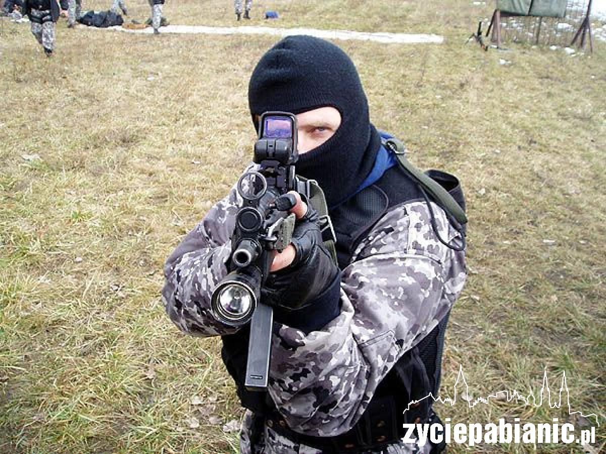 Komendant jak James Bond