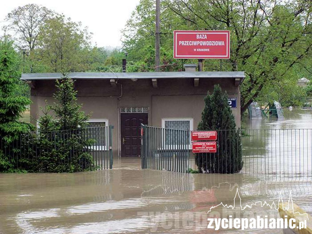Nasi strażacy bronili wału w Krakowie