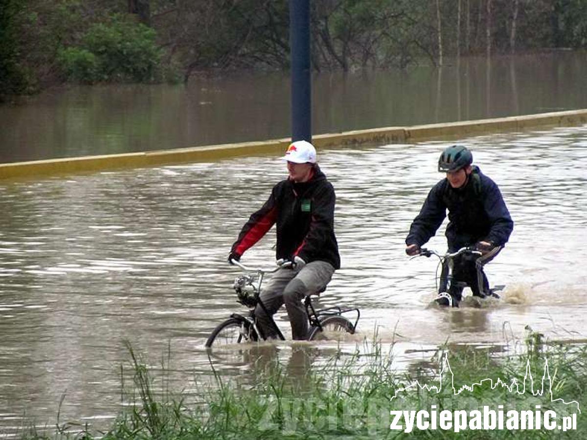 Nasi strażacy bronili wału w Krakowie