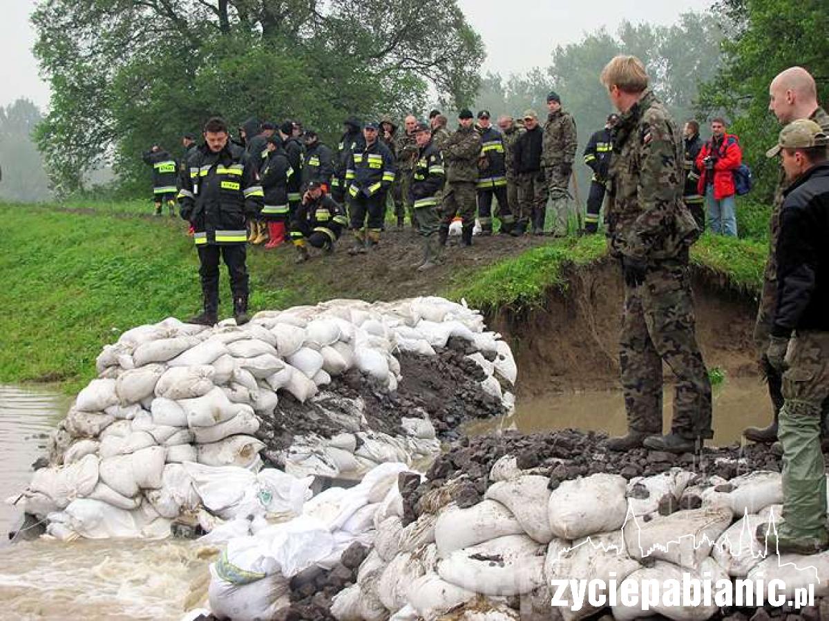 Nasi strażacy bronili wału w Krakowie
