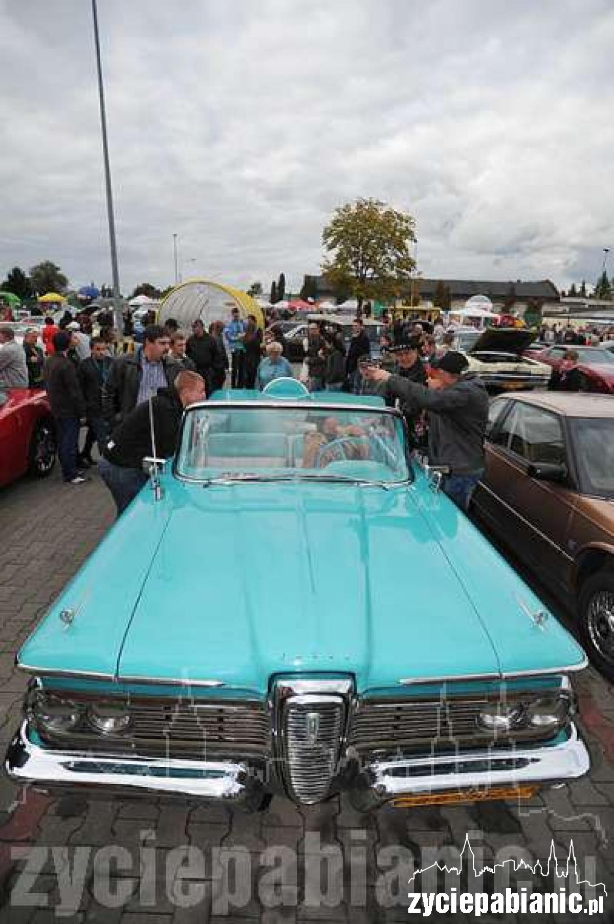 Żółta taksówka na Zamkowej