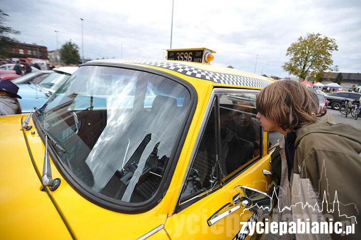 Żółta taksówka na Zamkowej