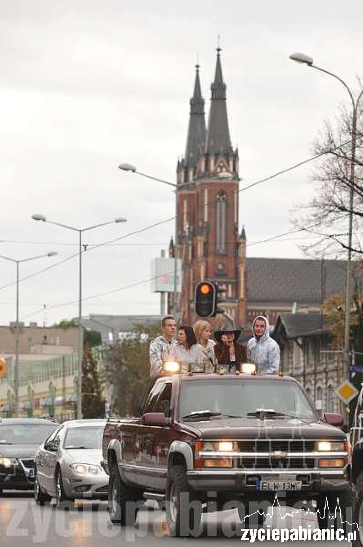 Żółta taksówka na Zamkowej