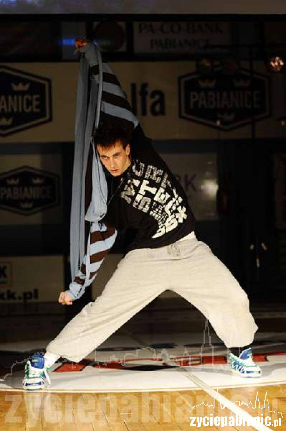 Setka tancerzy na scenie