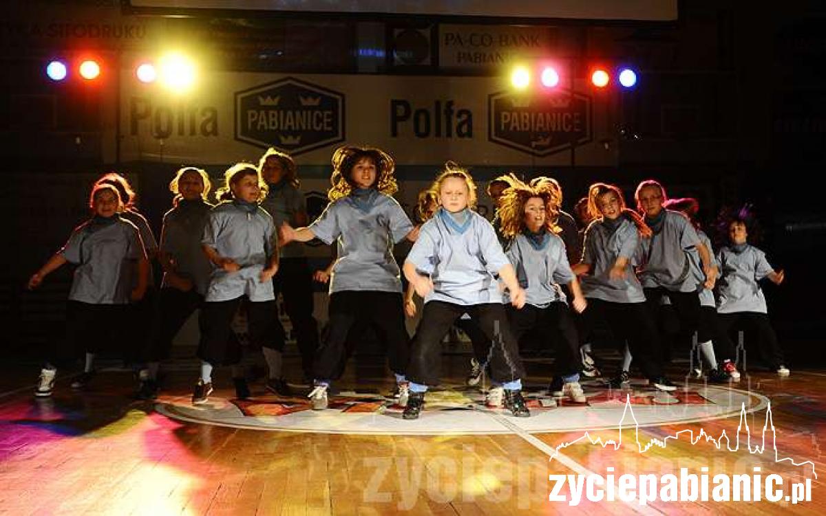 Setka tancerzy na scenie