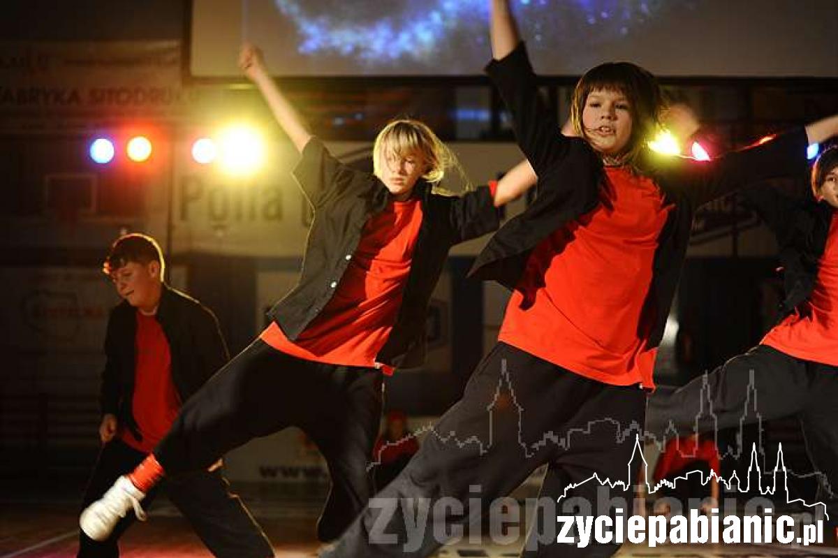 Setka tancerzy na scenie