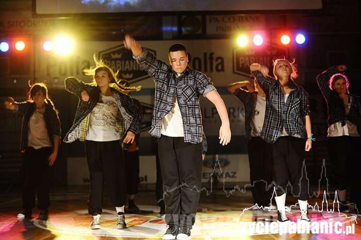 Setka tancerzy na scenie