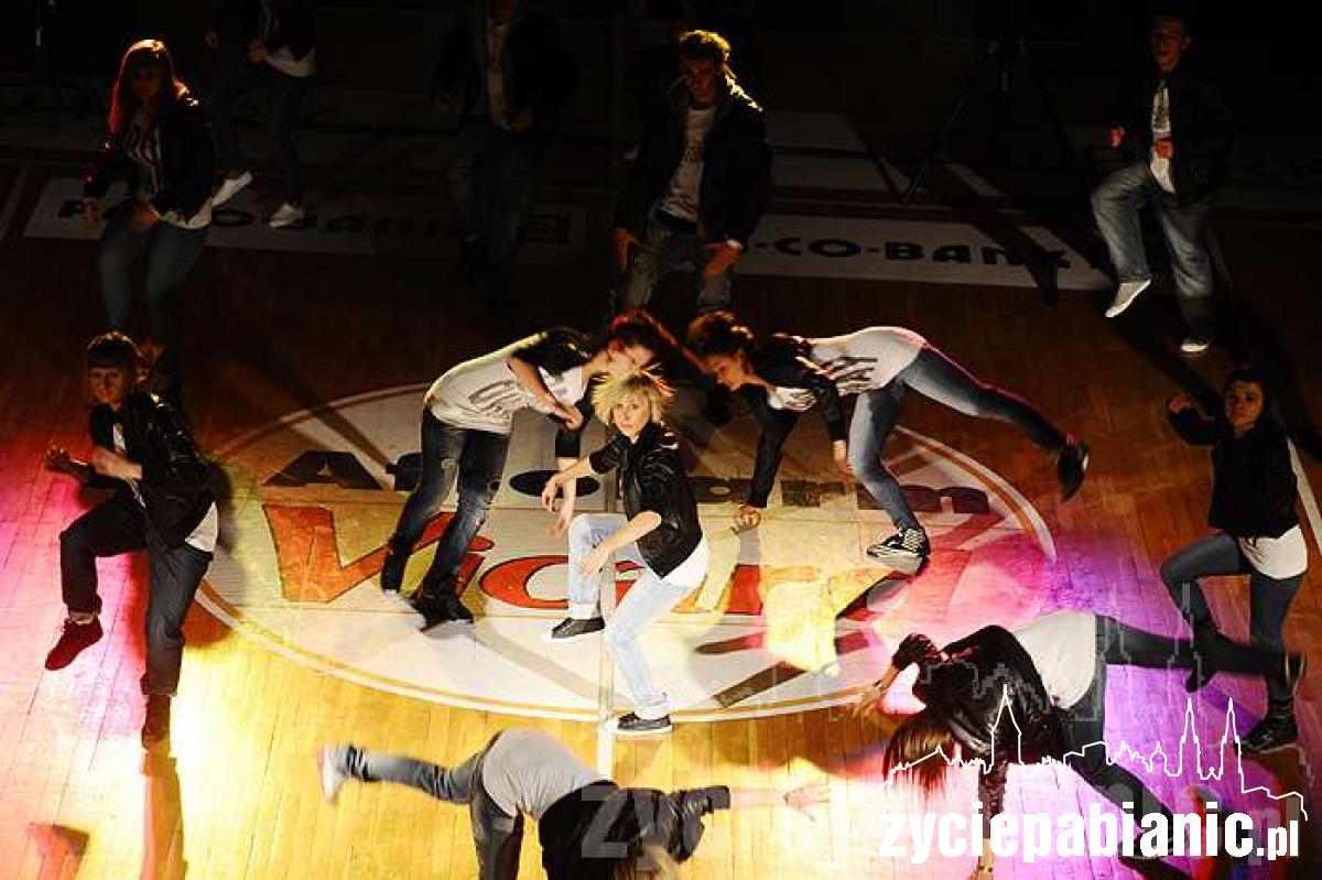 Setka tancerzy na scenie