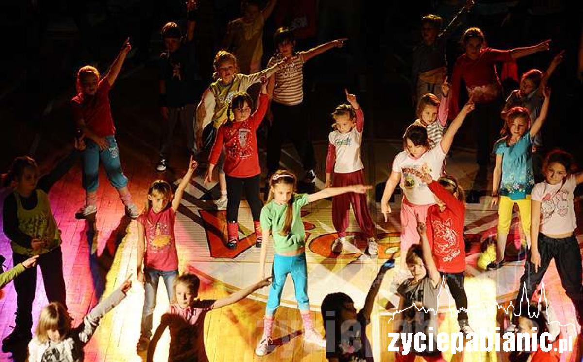 Setka tancerzy na scenie