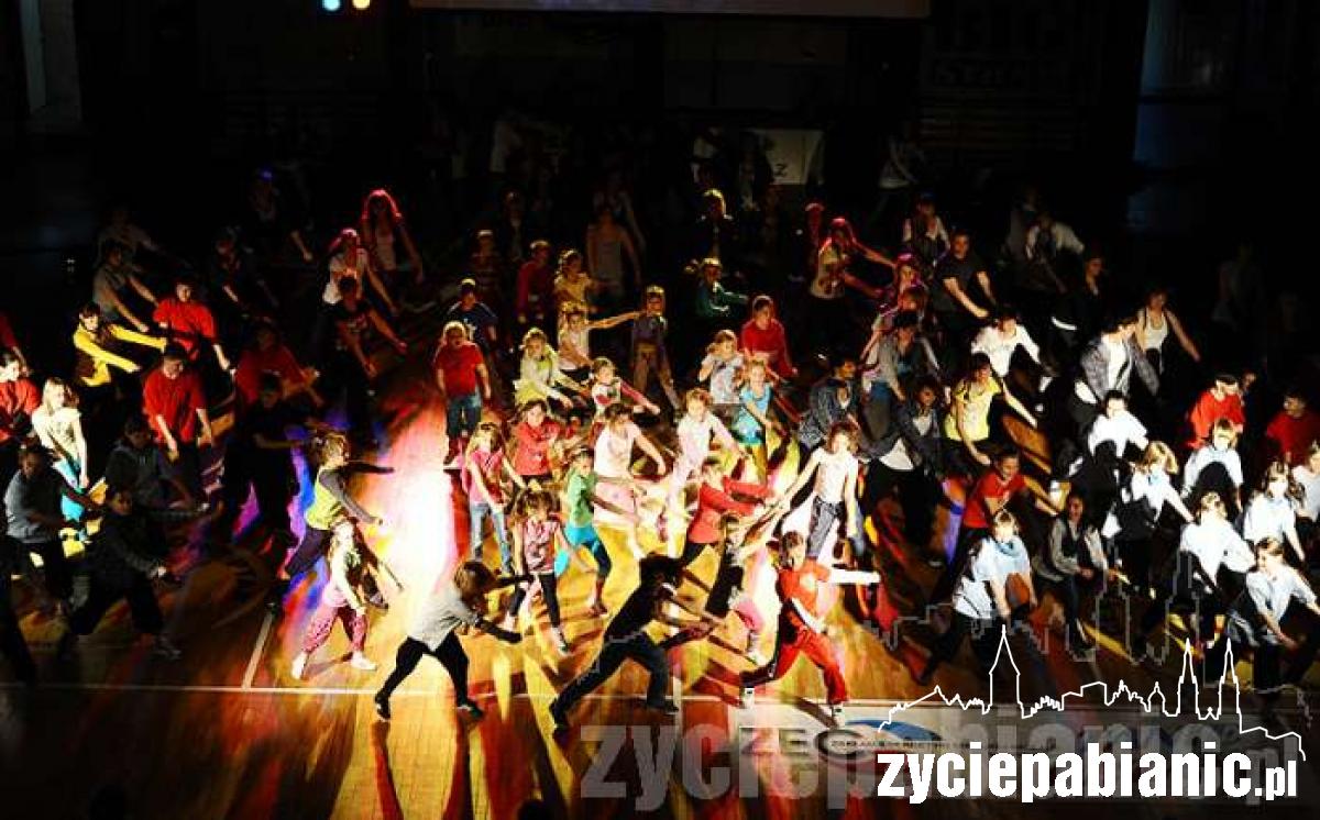 Setka tancerzy na scenie