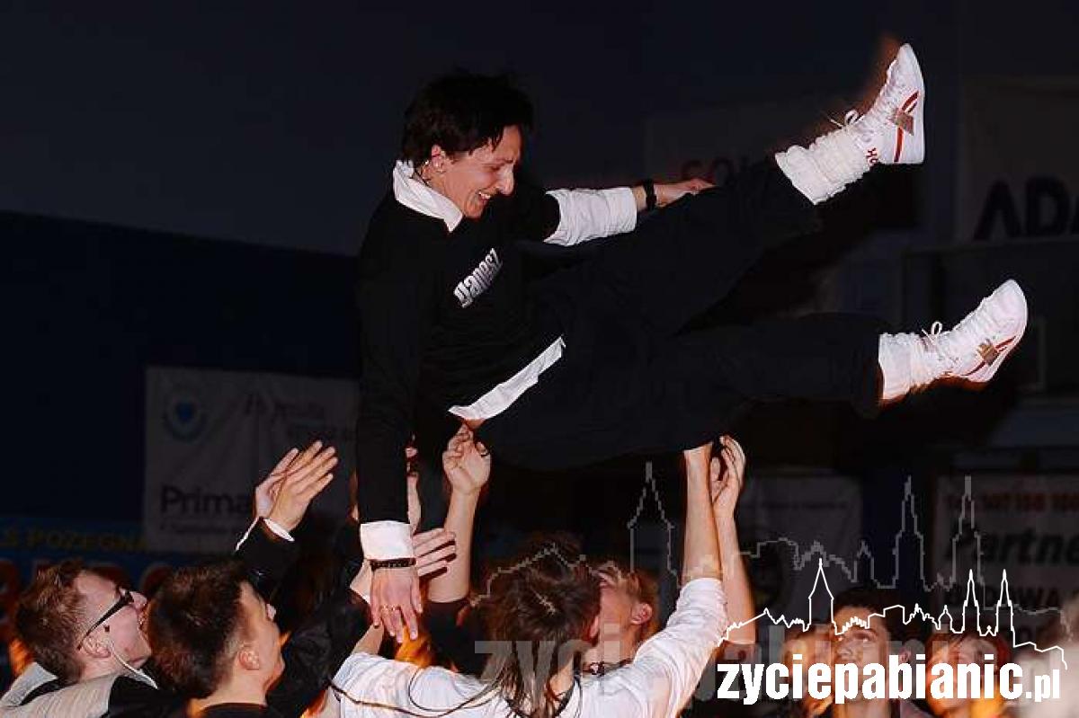 Setka tancerzy na scenie