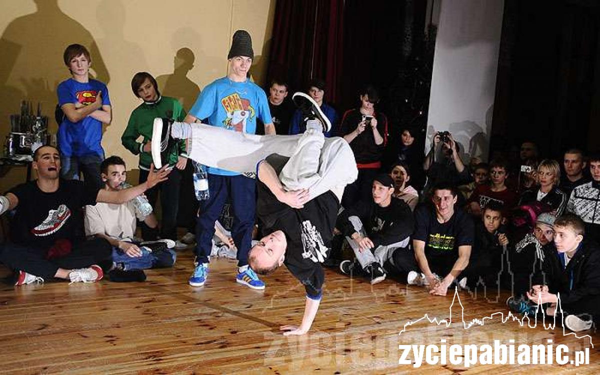 Orkiestra gra i tańczy