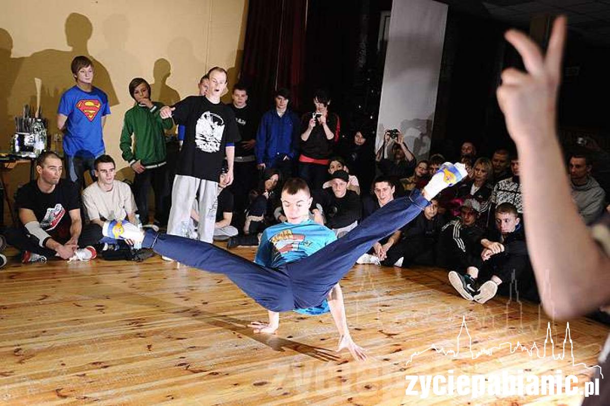 Orkiestra gra i tańczy