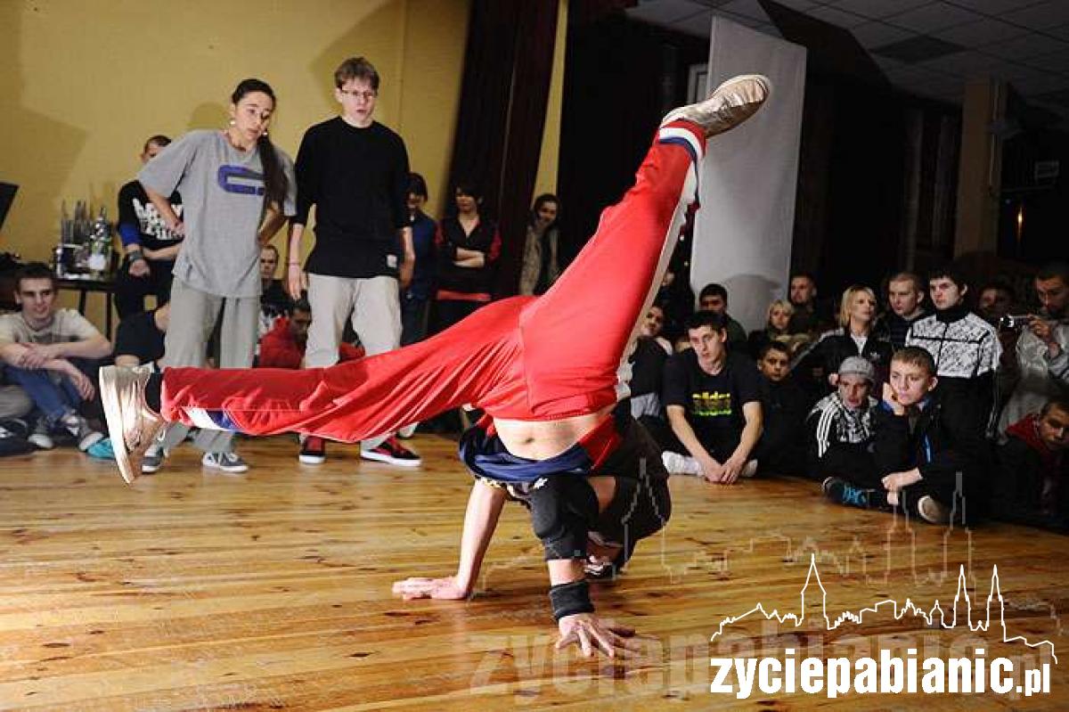 Orkiestra gra i tańczy