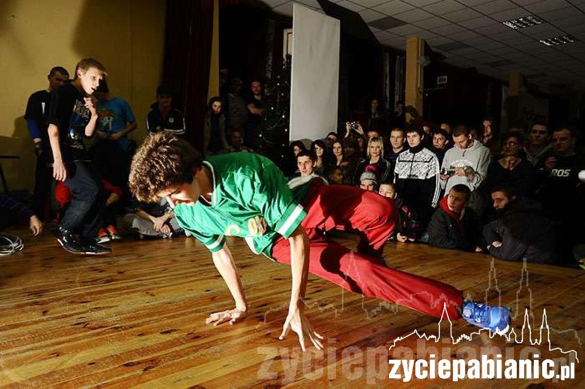 Orkiestra gra i tańczy