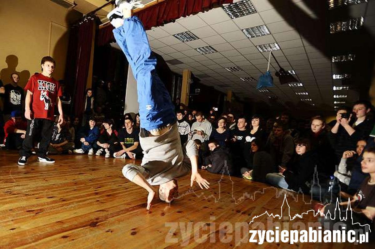 Orkiestra gra i tańczy