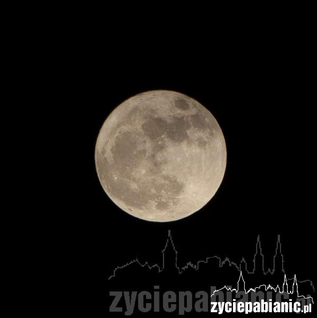 Księżyc nad Pabianicami