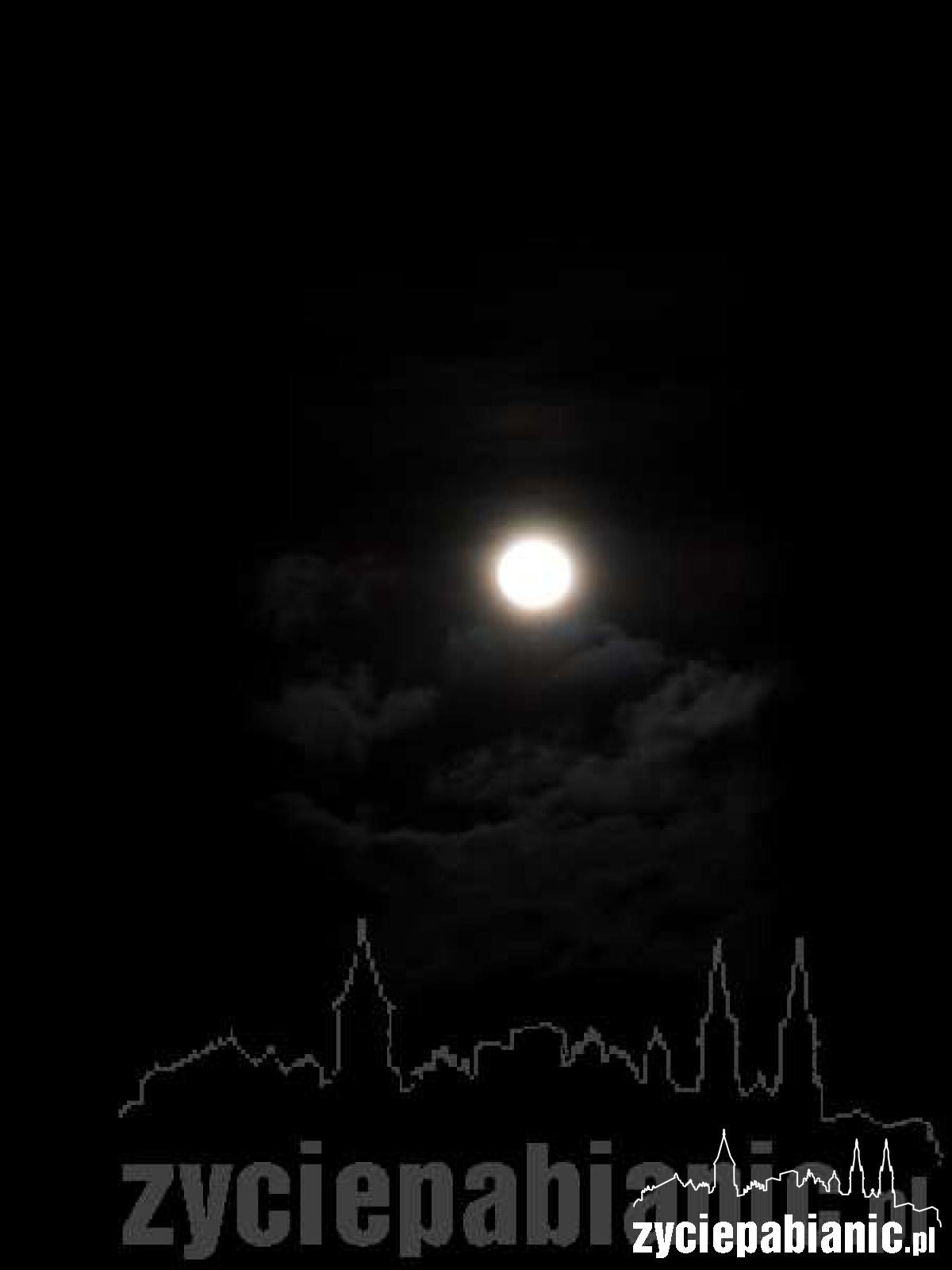 Księżyc nad Pabianicami