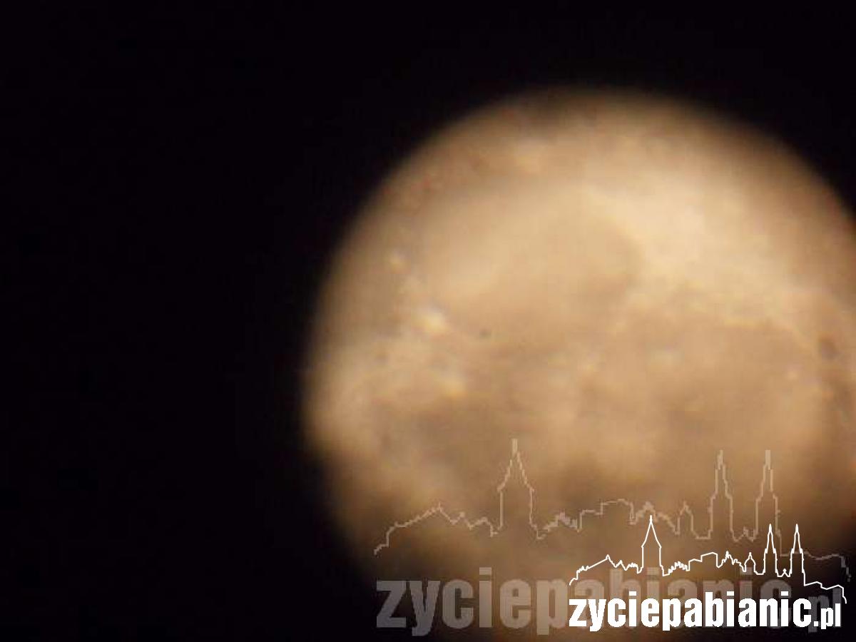Księżyc nad Pabianicami