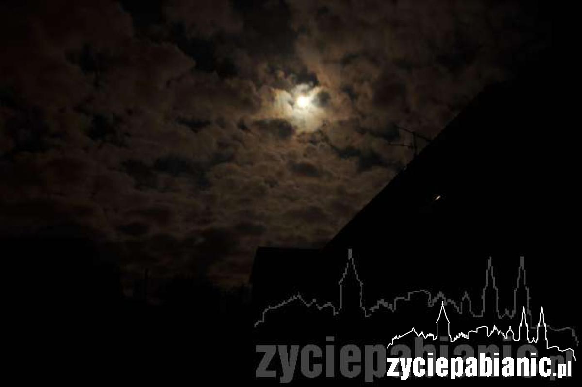 Księżyc nad Pabianicami