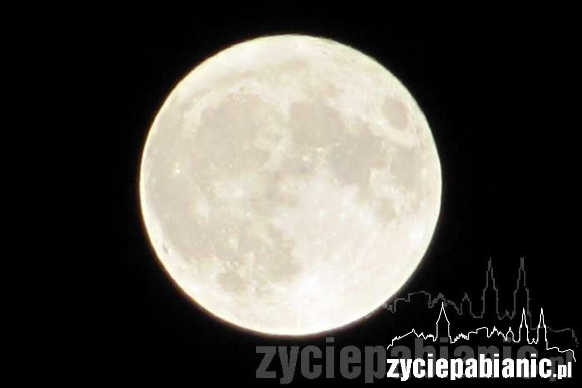 Księżyc nad Pabianicami
