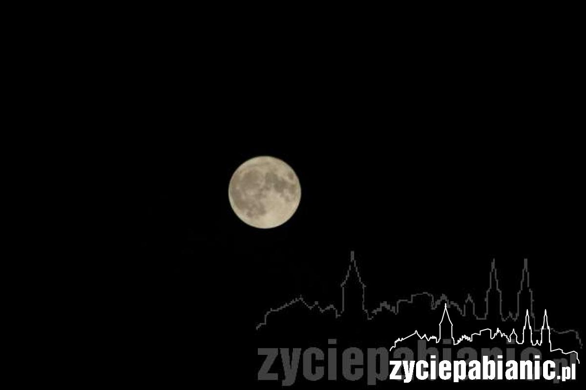 Księżyc nad Pabianicami
