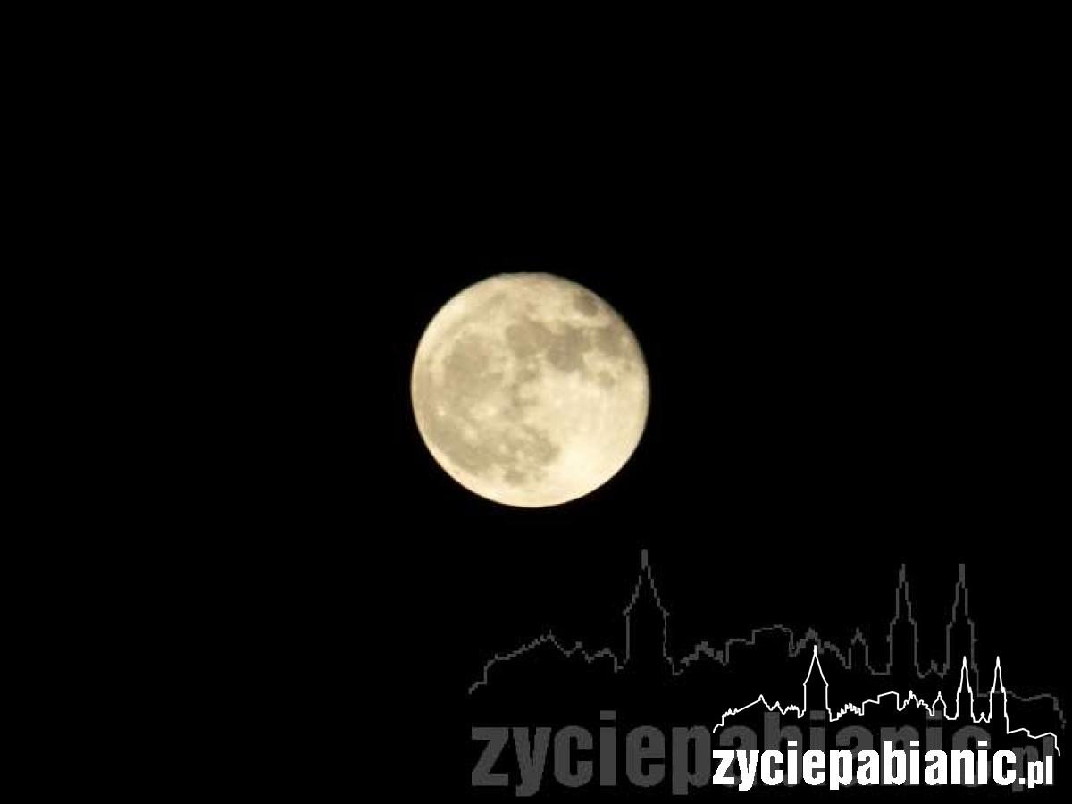 Księżyc nad Pabianicami