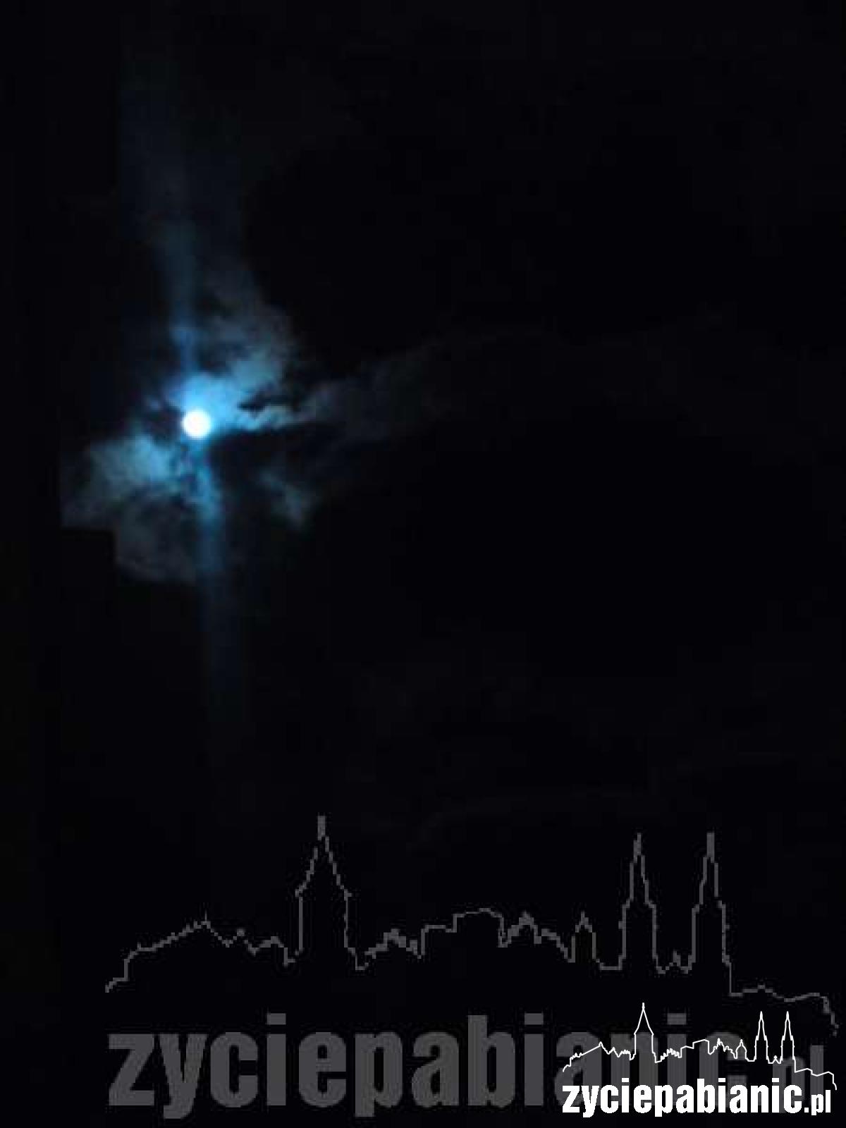 Księżyc nad Pabianicami