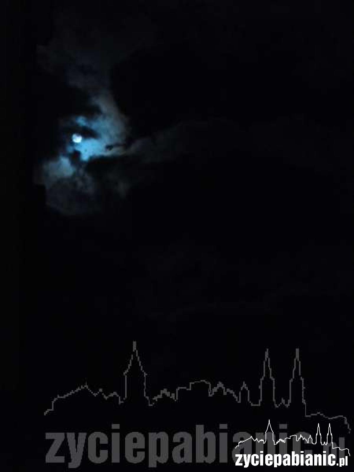 Księżyc nad Pabianicami