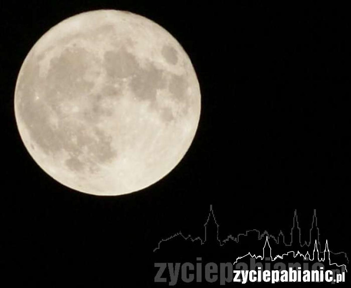 Księżyc nad Pabianicami