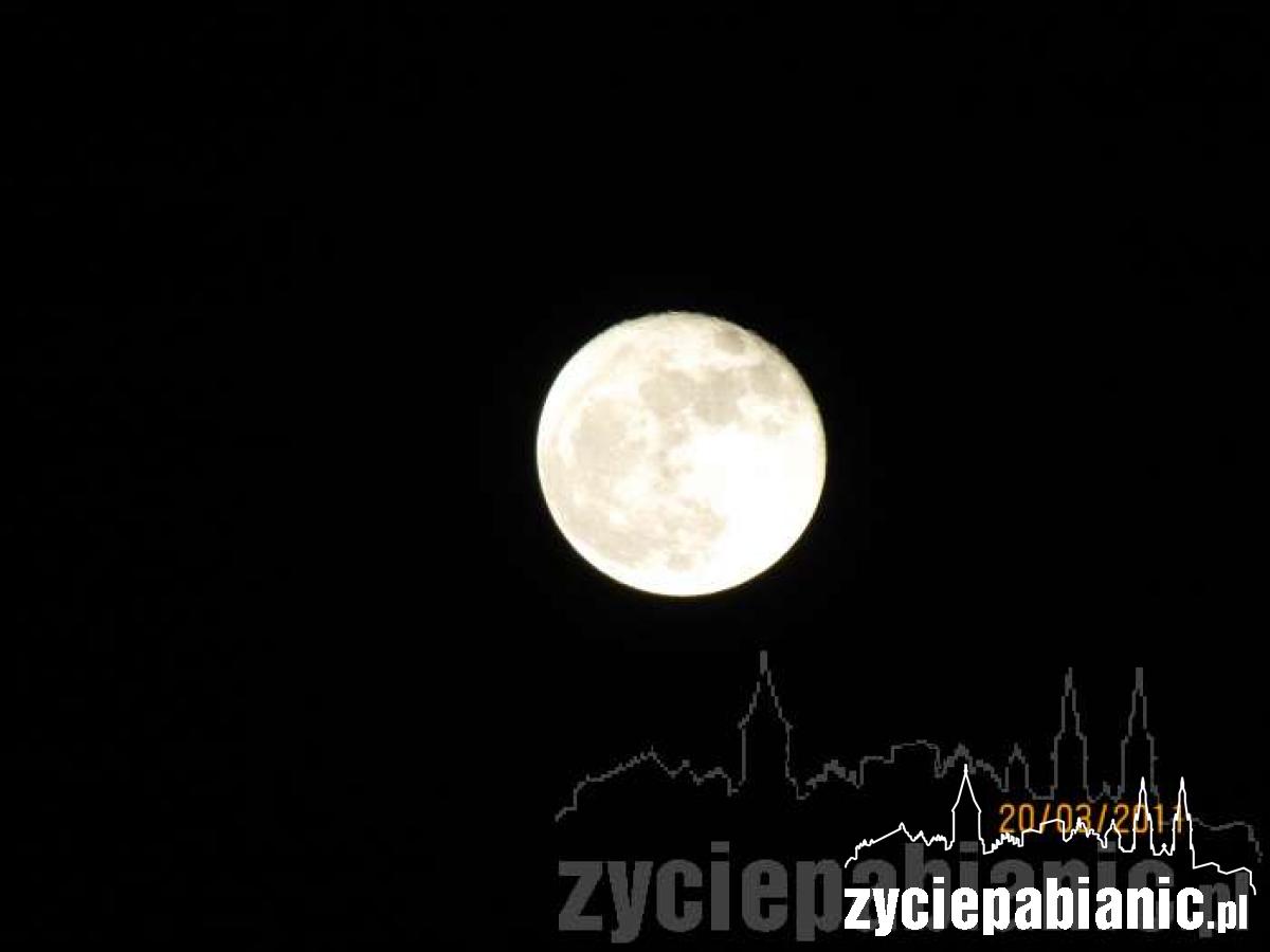 Księżyc nad Pabianicami