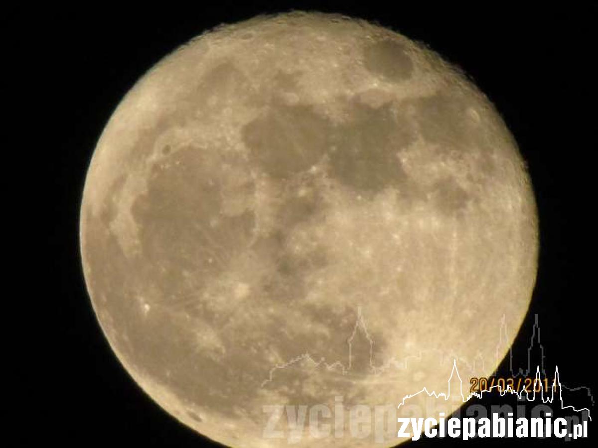 Księżyc nad Pabianicami