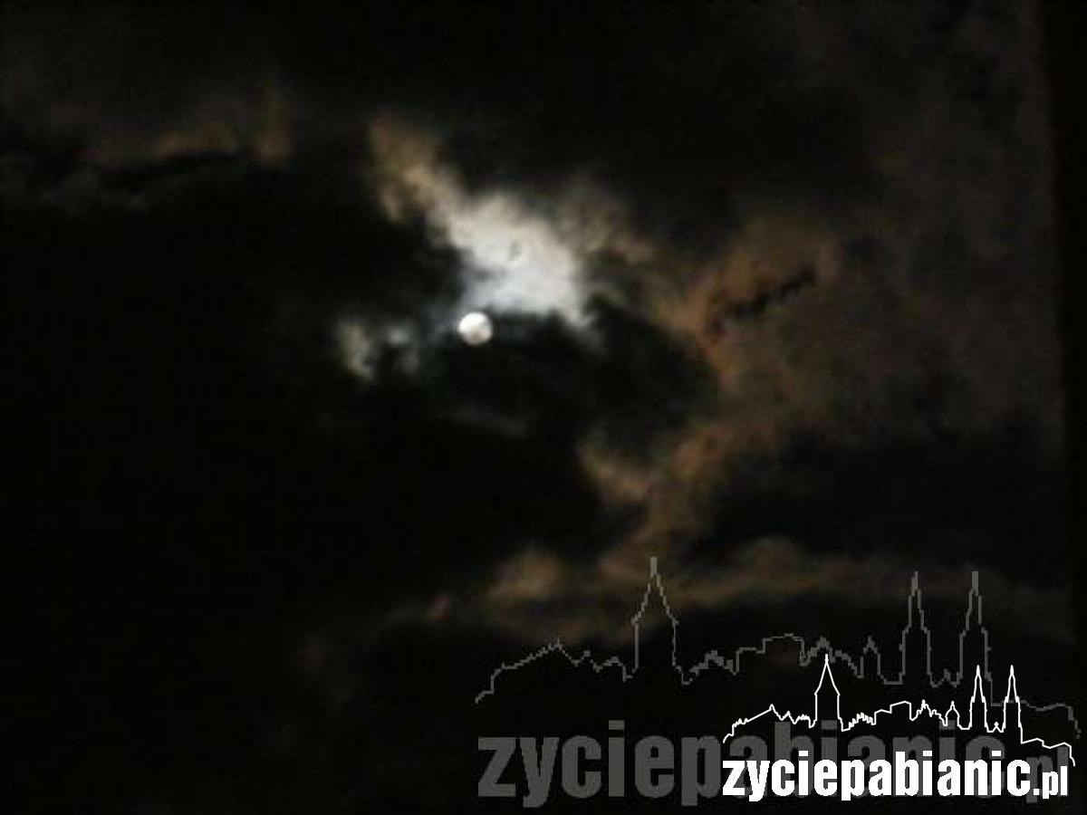 Księżyc nad Pabianicami