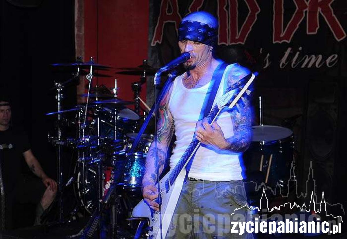 Ślimak śpiewał, Titus grał na bębnach