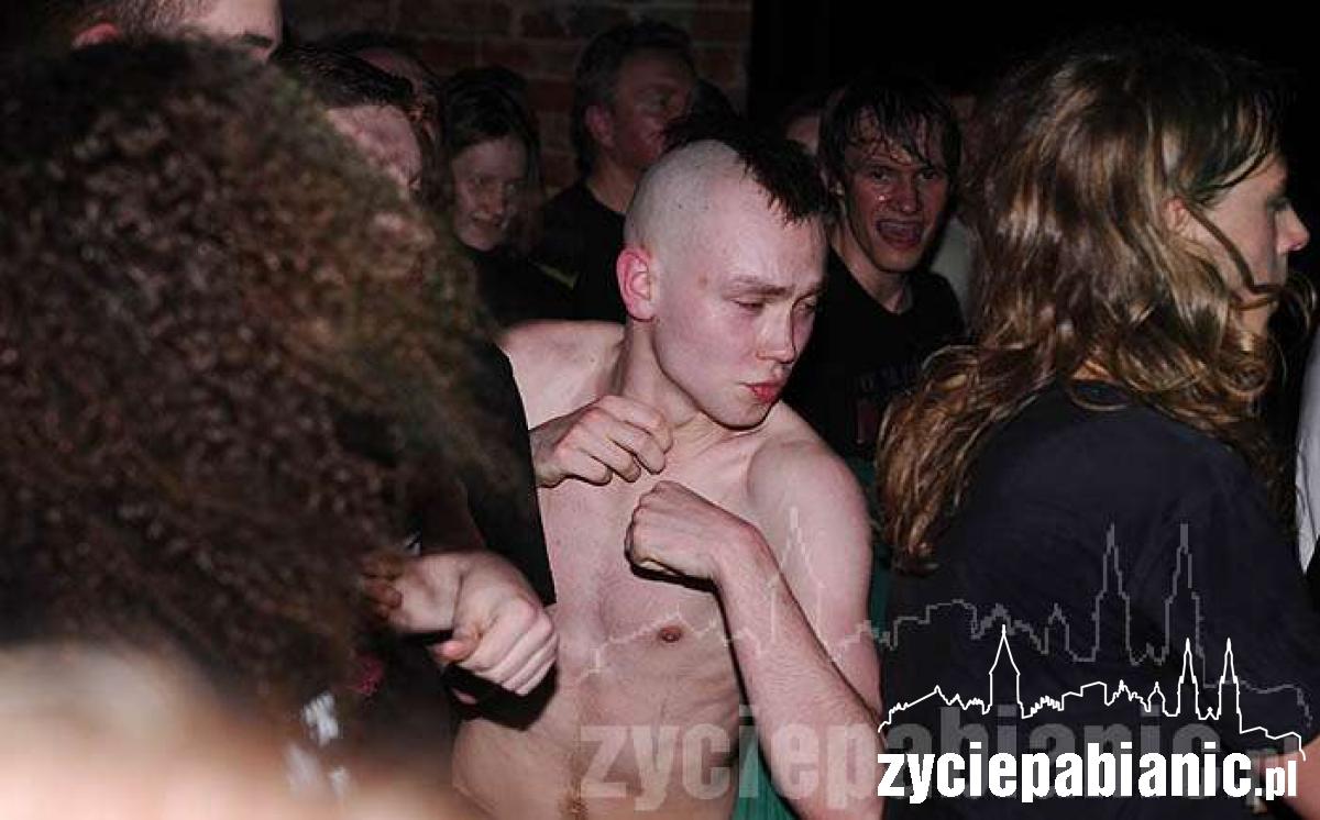 Ślimak śpiewał, Titus grał na bębnach