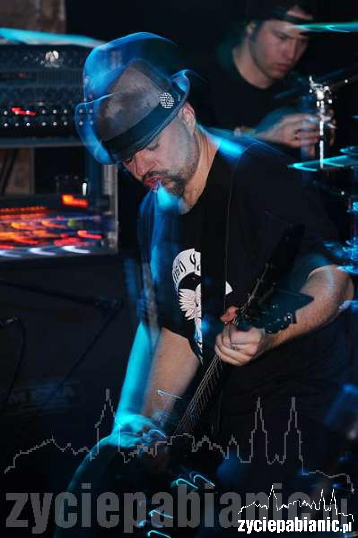 Ślimak śpiewał, Titus grał na bębnach