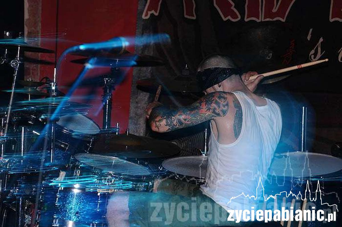 Ślimak śpiewał, Titus grał na bębnach