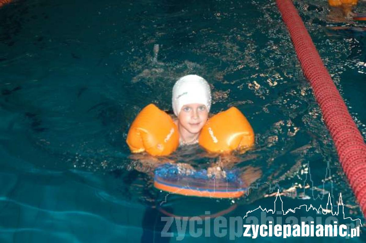 Przedszkolak potrafi pływać
