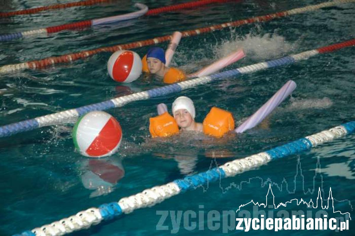 Przedszkolak potrafi pływać