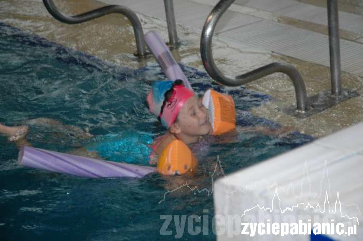 Przedszkolak potrafi pływać