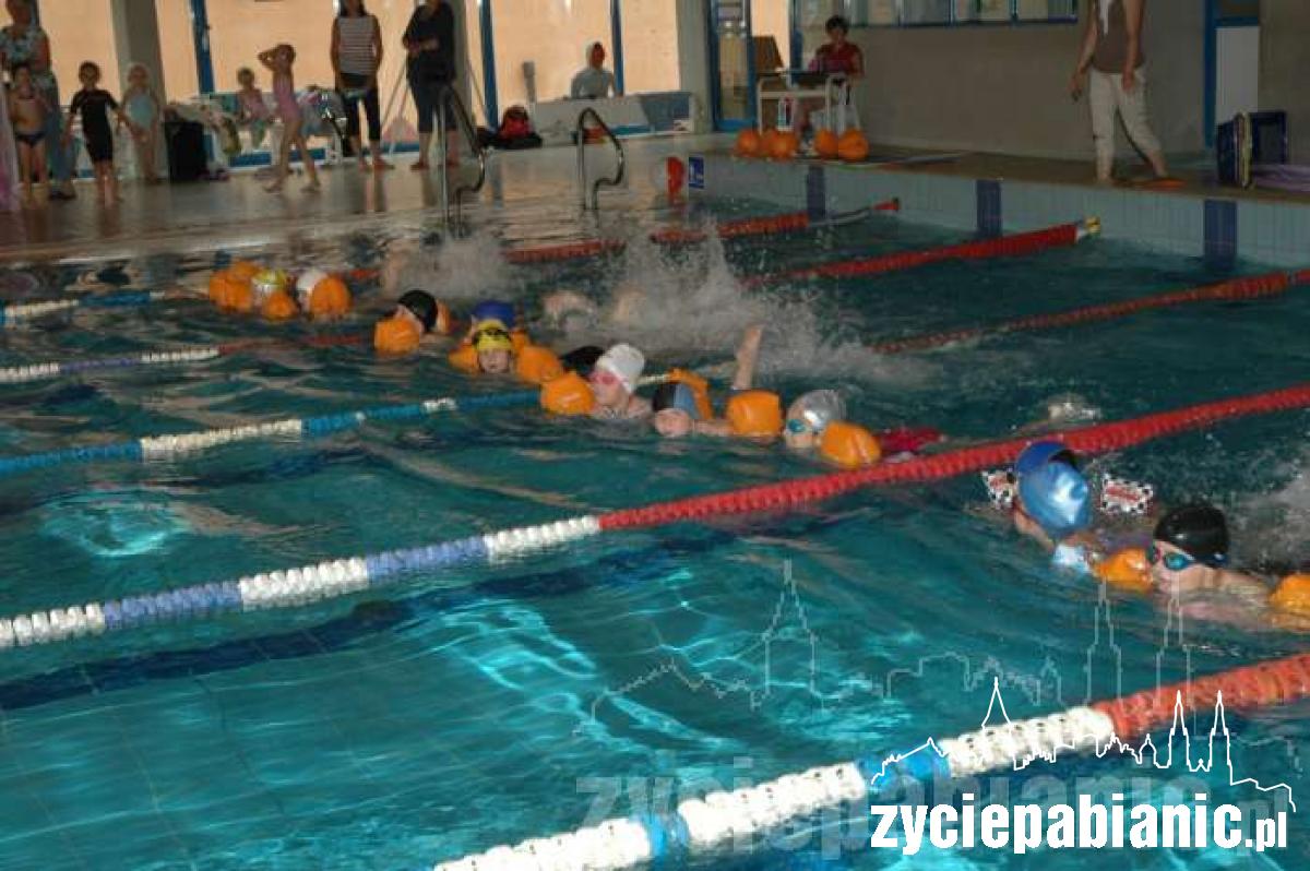 Przedszkolak potrafi pływać