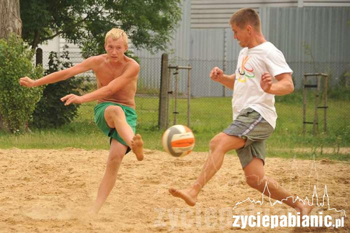 Kopali piłkę na piasku